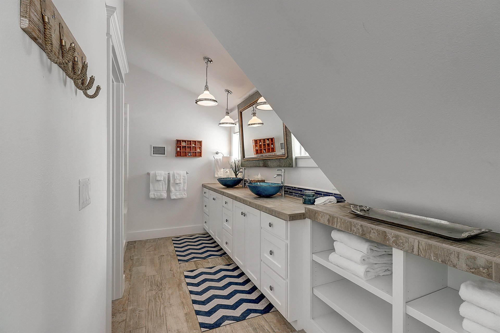 Second King Bathroom, 3rd Floor