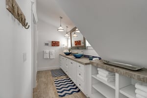 Second King Bathroom, 3rd Floor