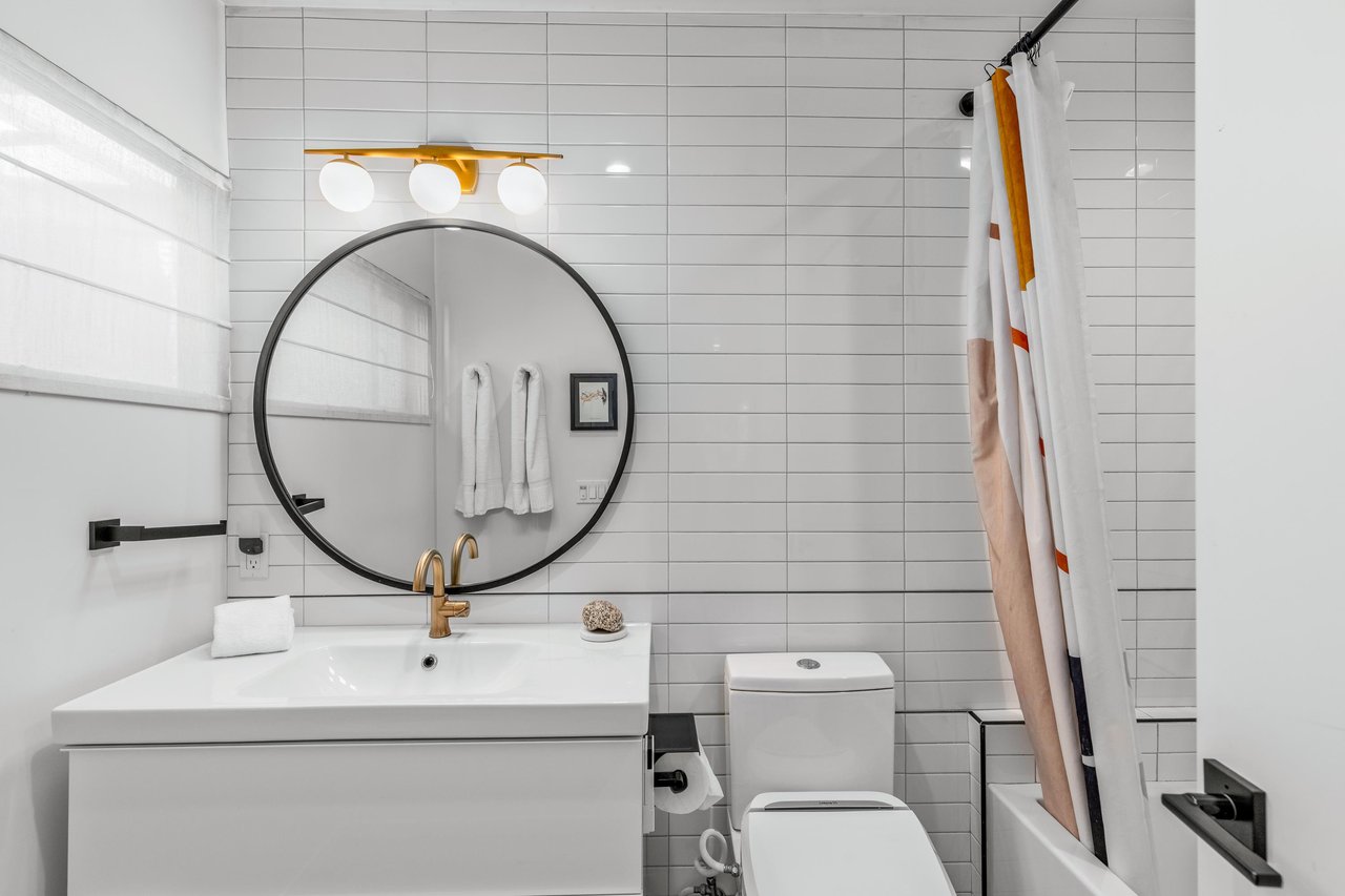 Full guest bathroom with showertub combination.