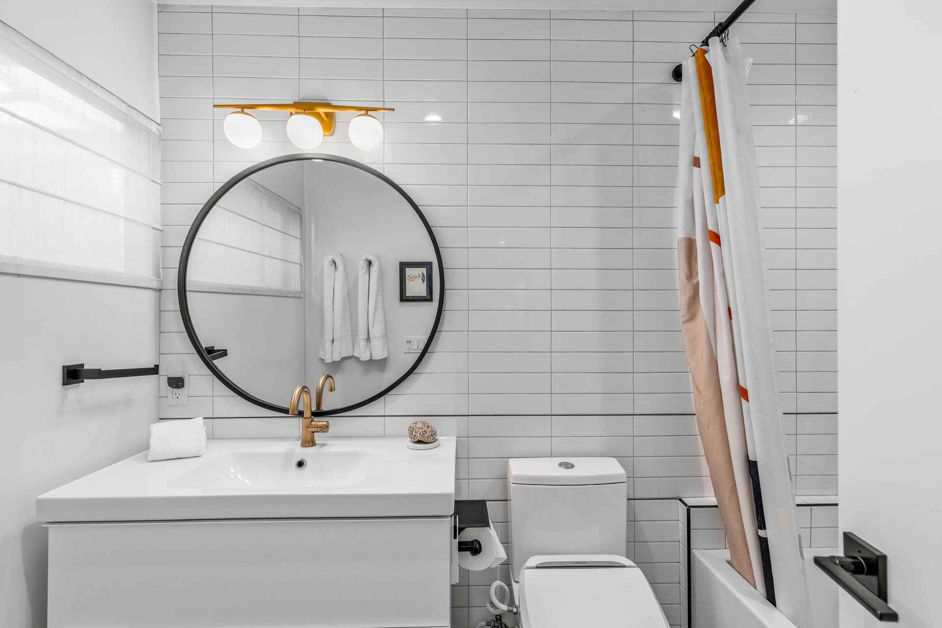 Full guest bathroom with showertub combination.