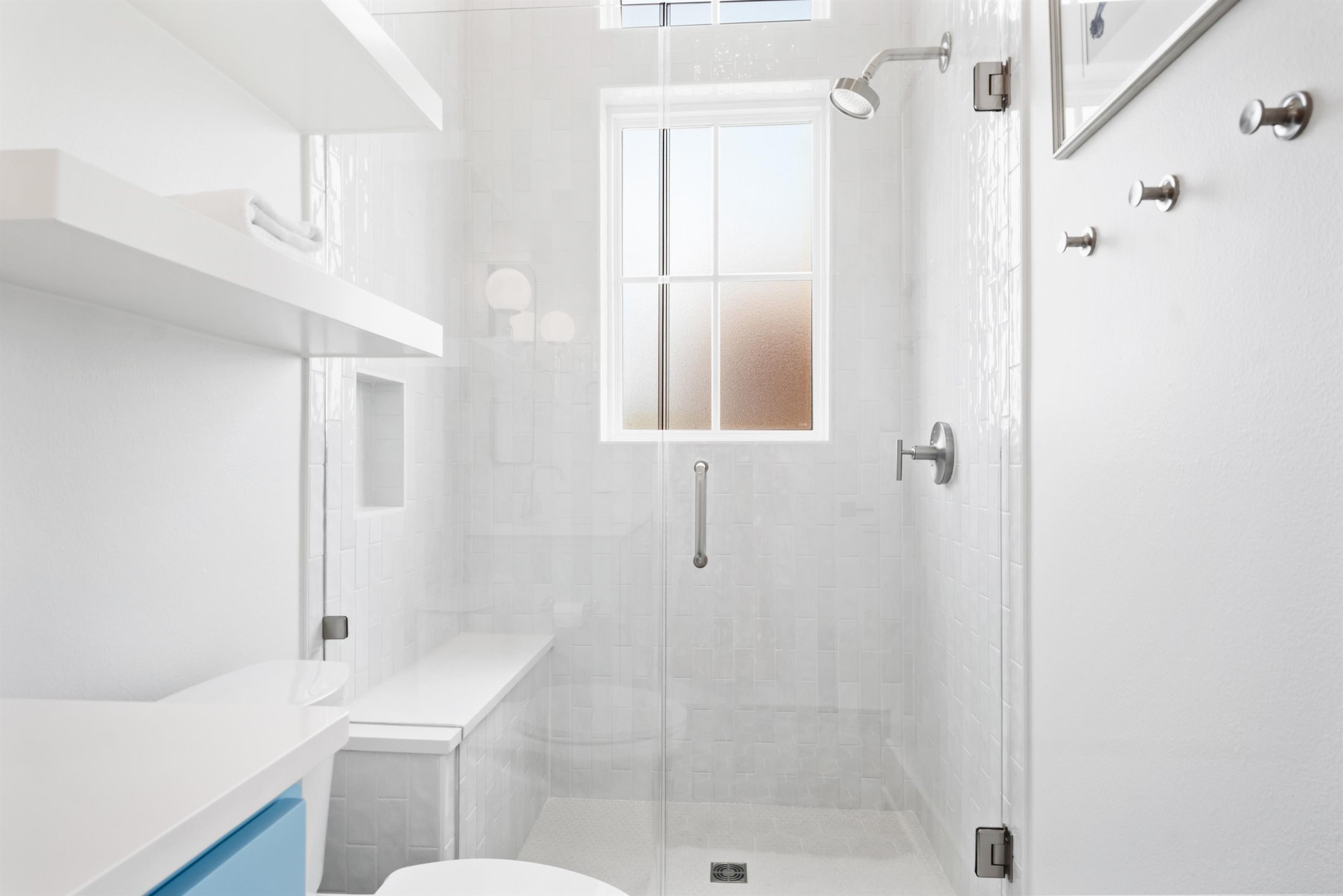 King Bathroom, 1st Floor