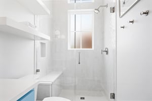 King Bathroom, 1st Floor