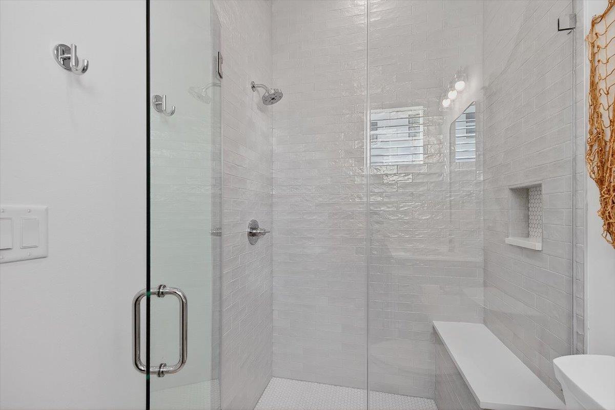 1st Queen Bathroom, Ground Floor