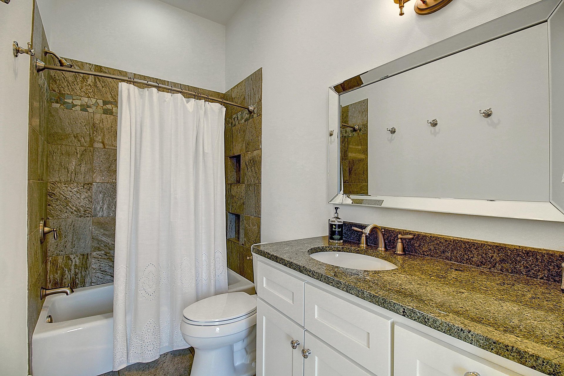 Twin Bathroom, 1st Floor