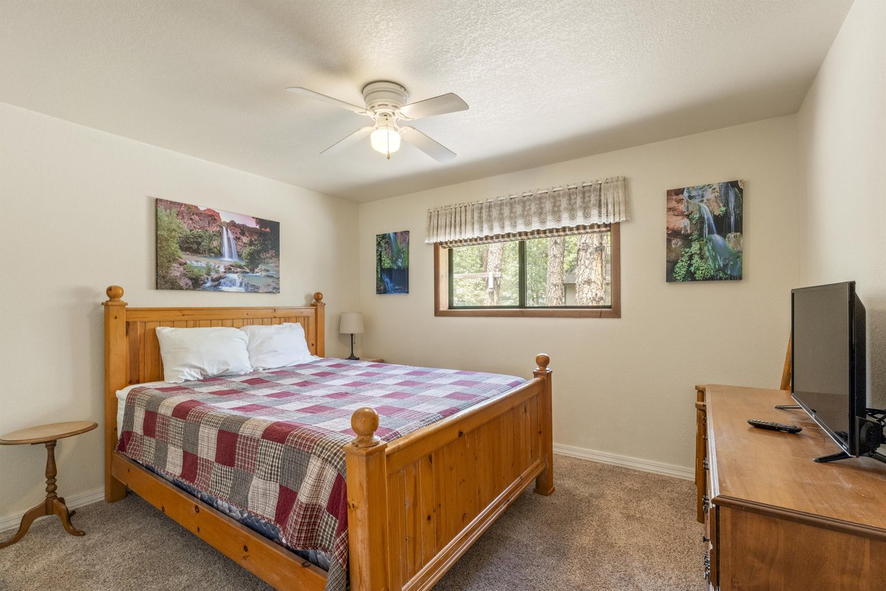 Queen size bed and flatscreen TV.