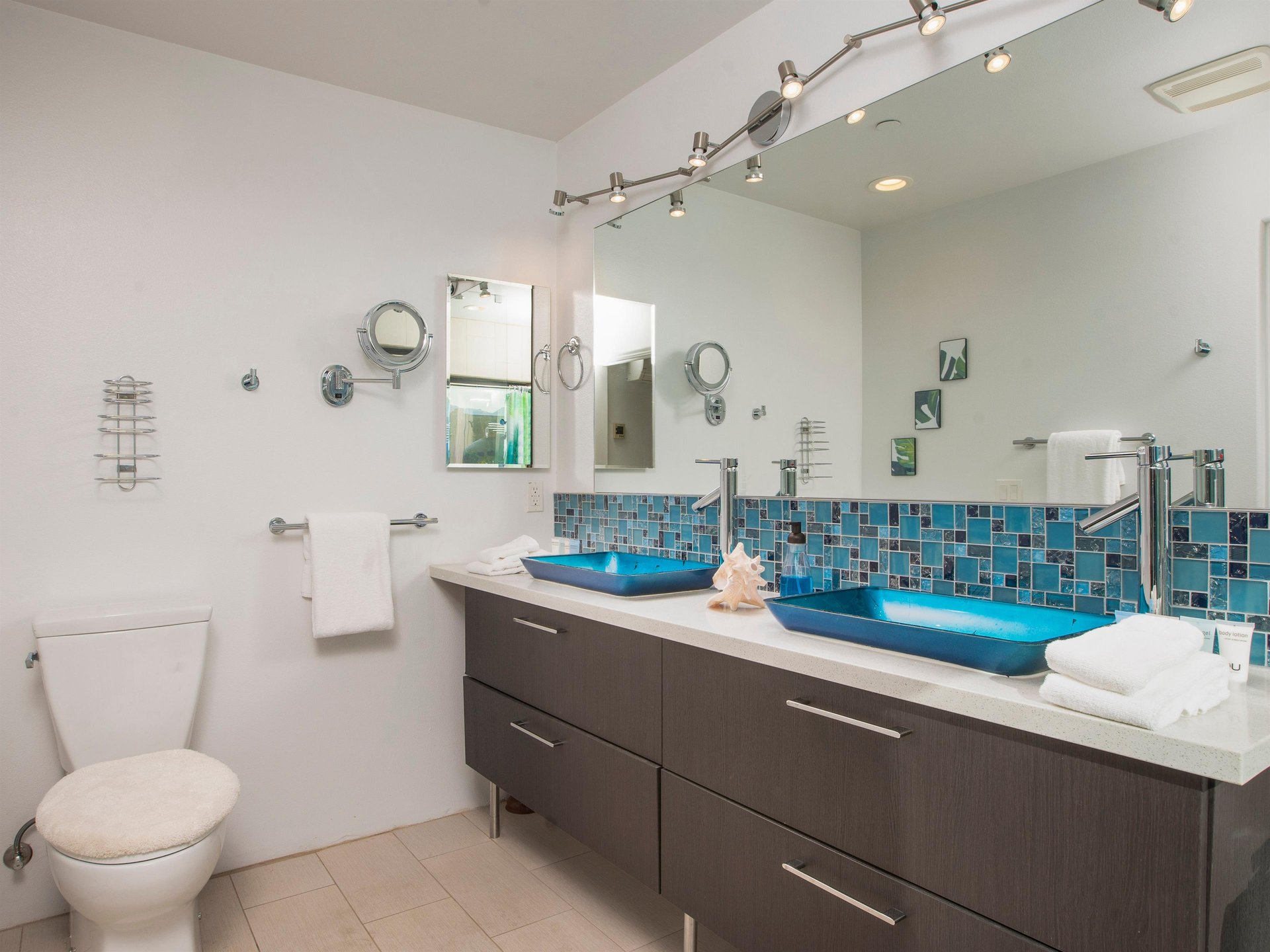 Ensuite bath with double vanity