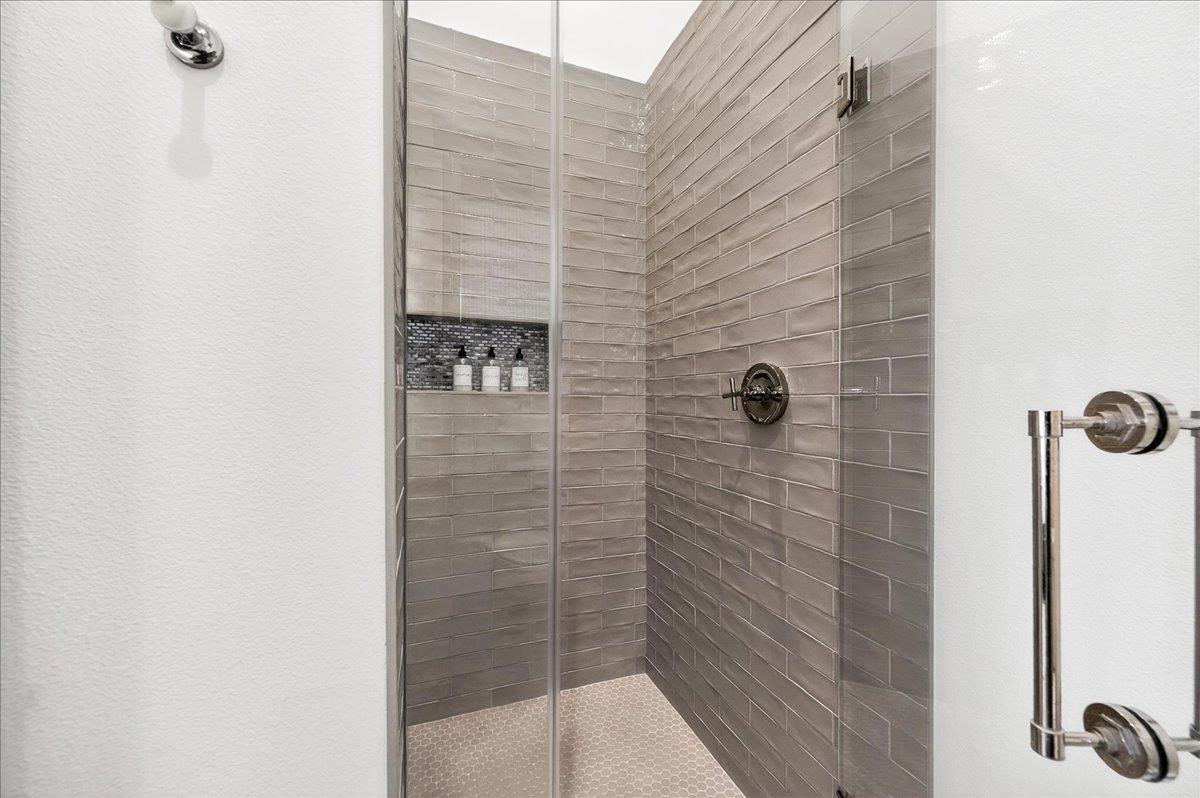 1st Floor, Second King Bathroom