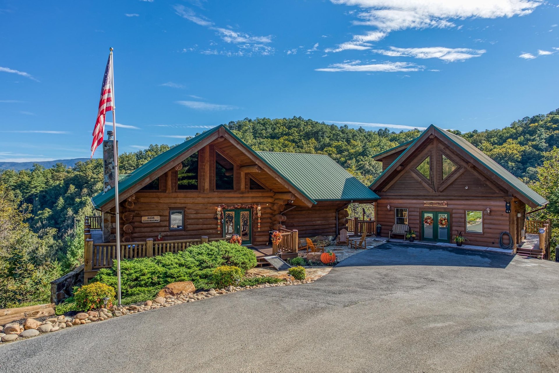 Exterior of the cabin and separate game building at Great View Lodge, a 5bedroom cabin rental located in Pigeon Forge