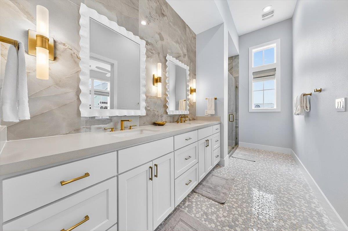 2nd Floor, Primary King Bathroom