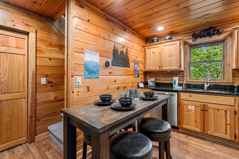 full size appliances w small table for 4