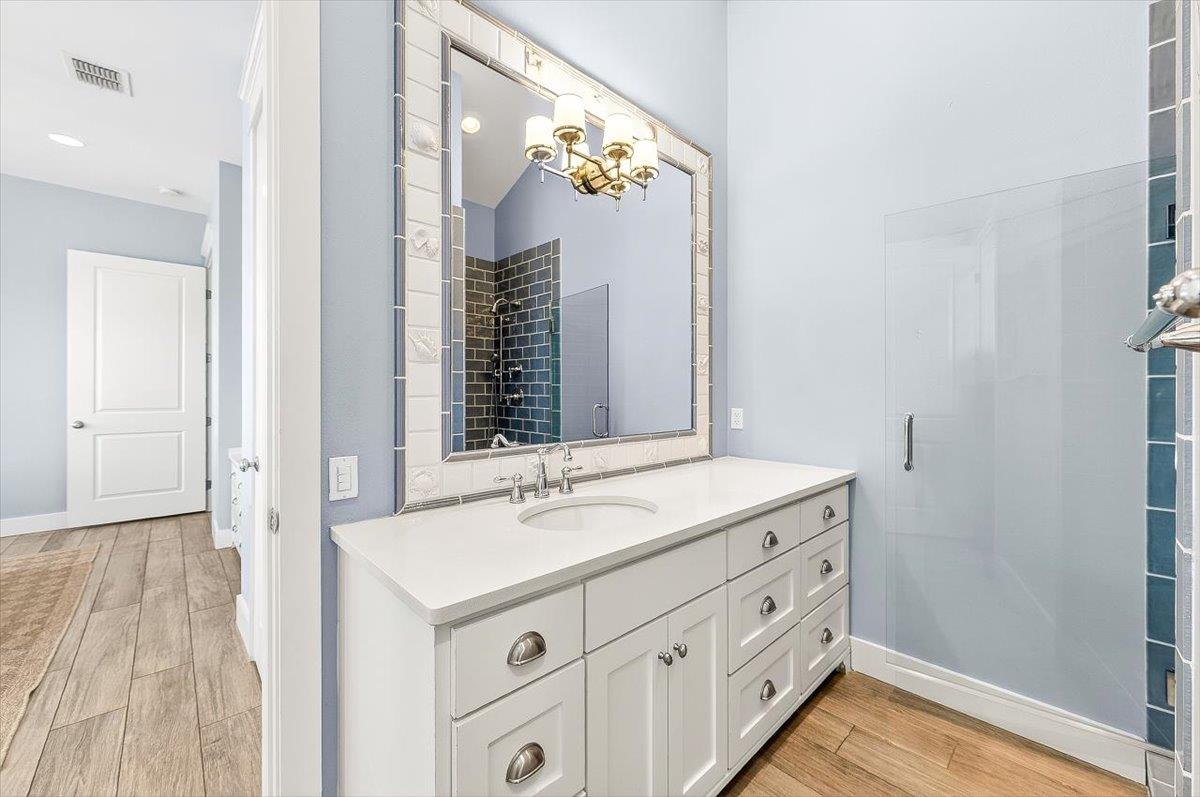 2nd Floor, Second King Bathroom