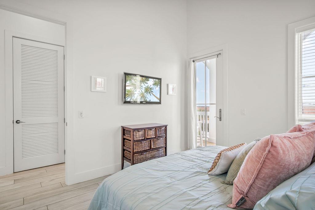 King Bedroom, 2nd Floor