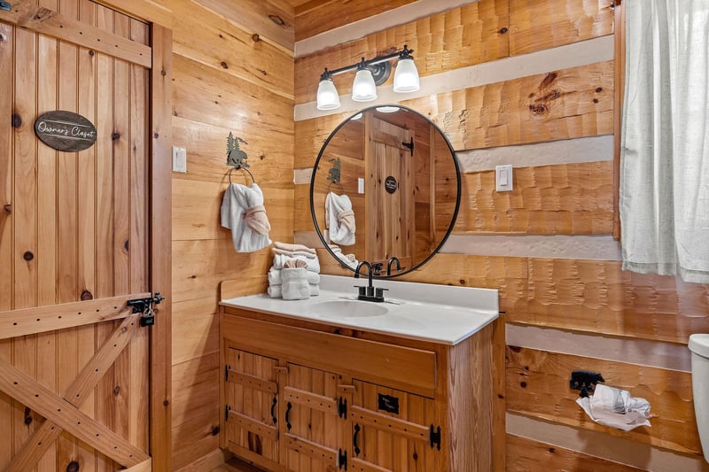 single vanity sink with round mirror