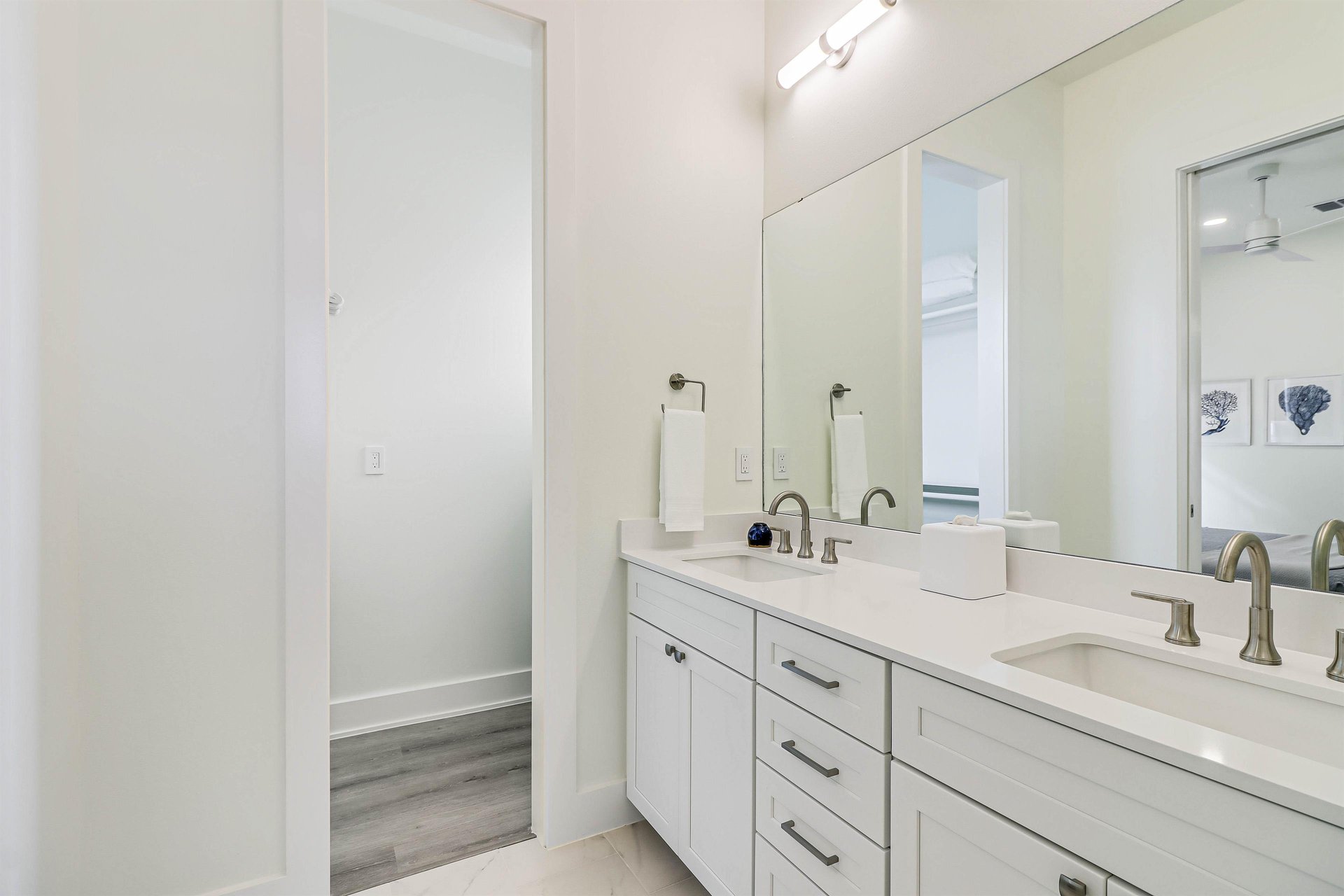 King Bathroom, 2nd Floor