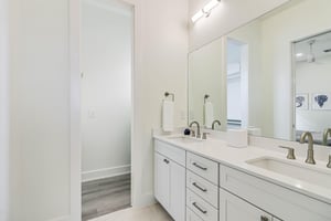 King Bathroom, 2nd Floor