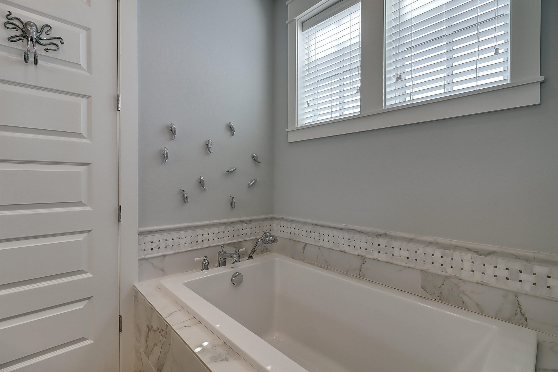 Primary Bathroom, 1st Floor