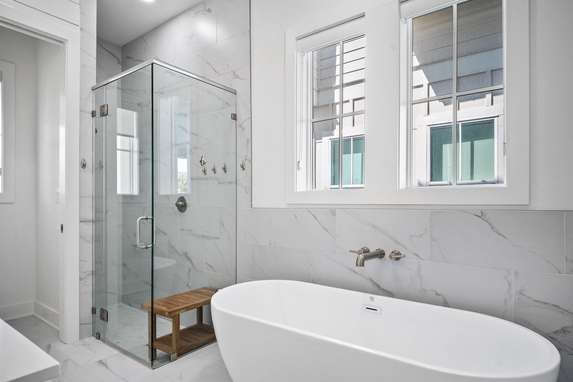 King Bathroom, 1st Floor