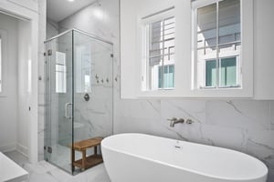 King Bathroom, 1st Floor