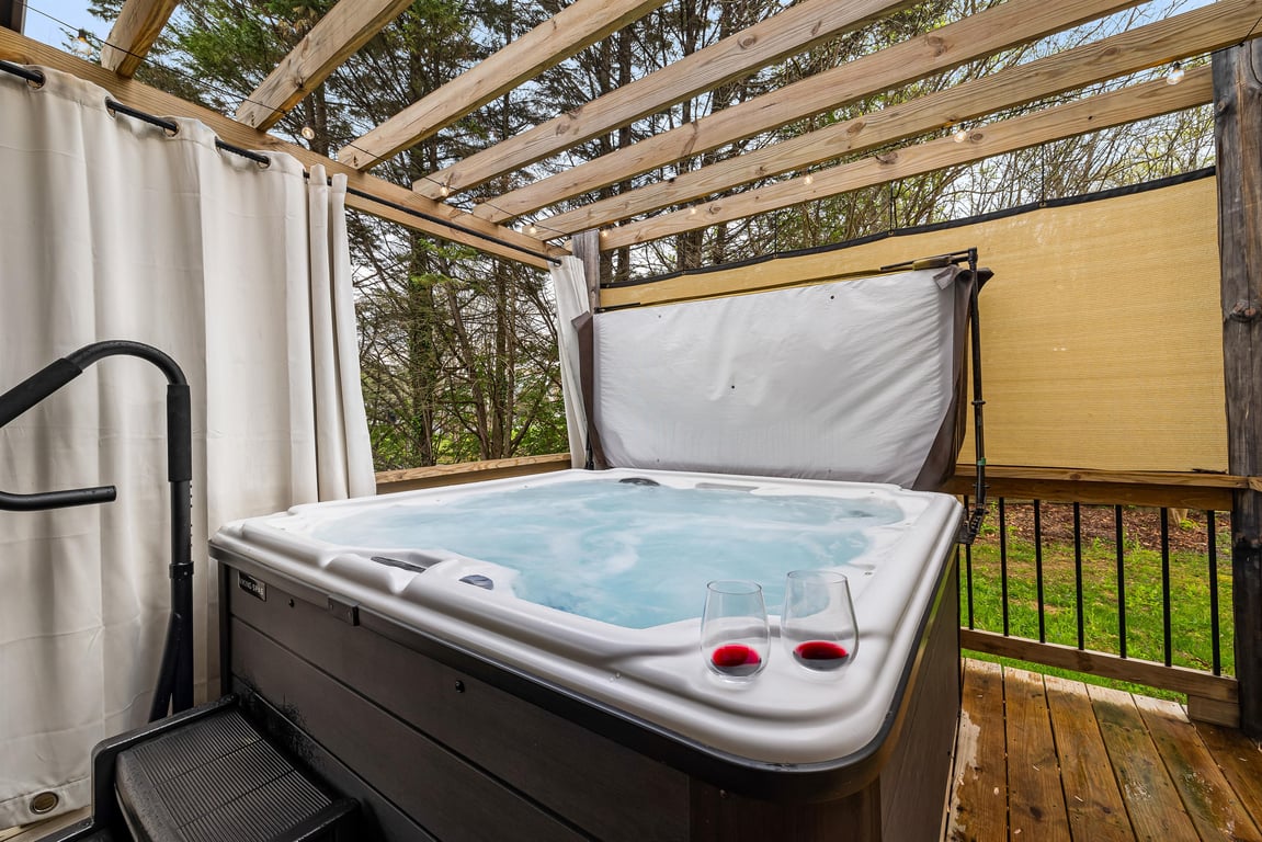 CREEKSIDE HIDEAWAY