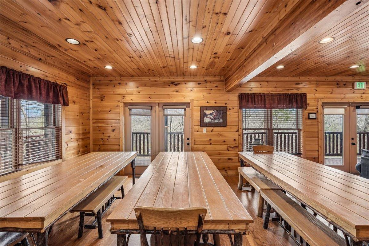 007Dining Area