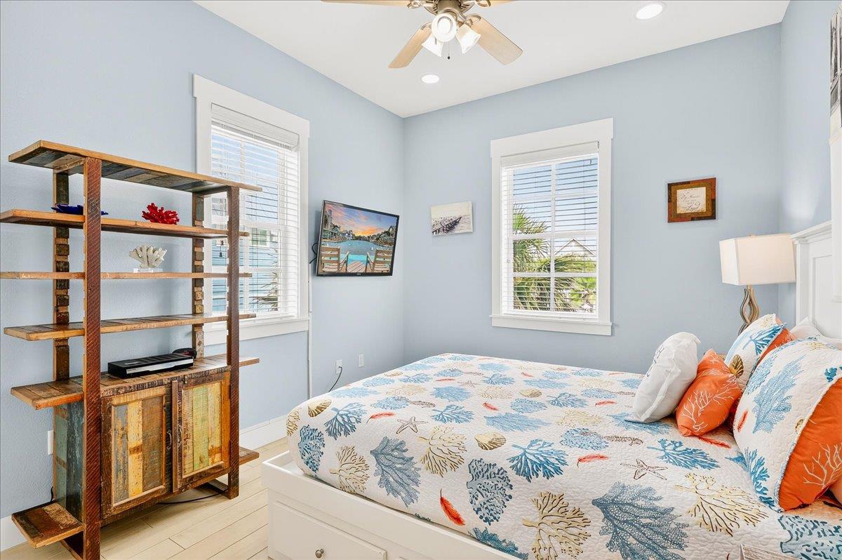 1st Floor, Queen Bedroom