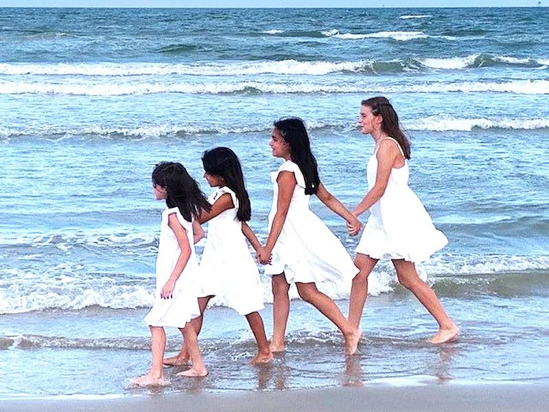 6a2d687c03284092b0b4d94f49d6846flarge_girls on beach holding hands_BRIGHTENED