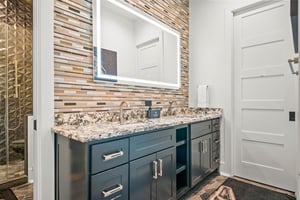 King Bathroom, 2nd Floor