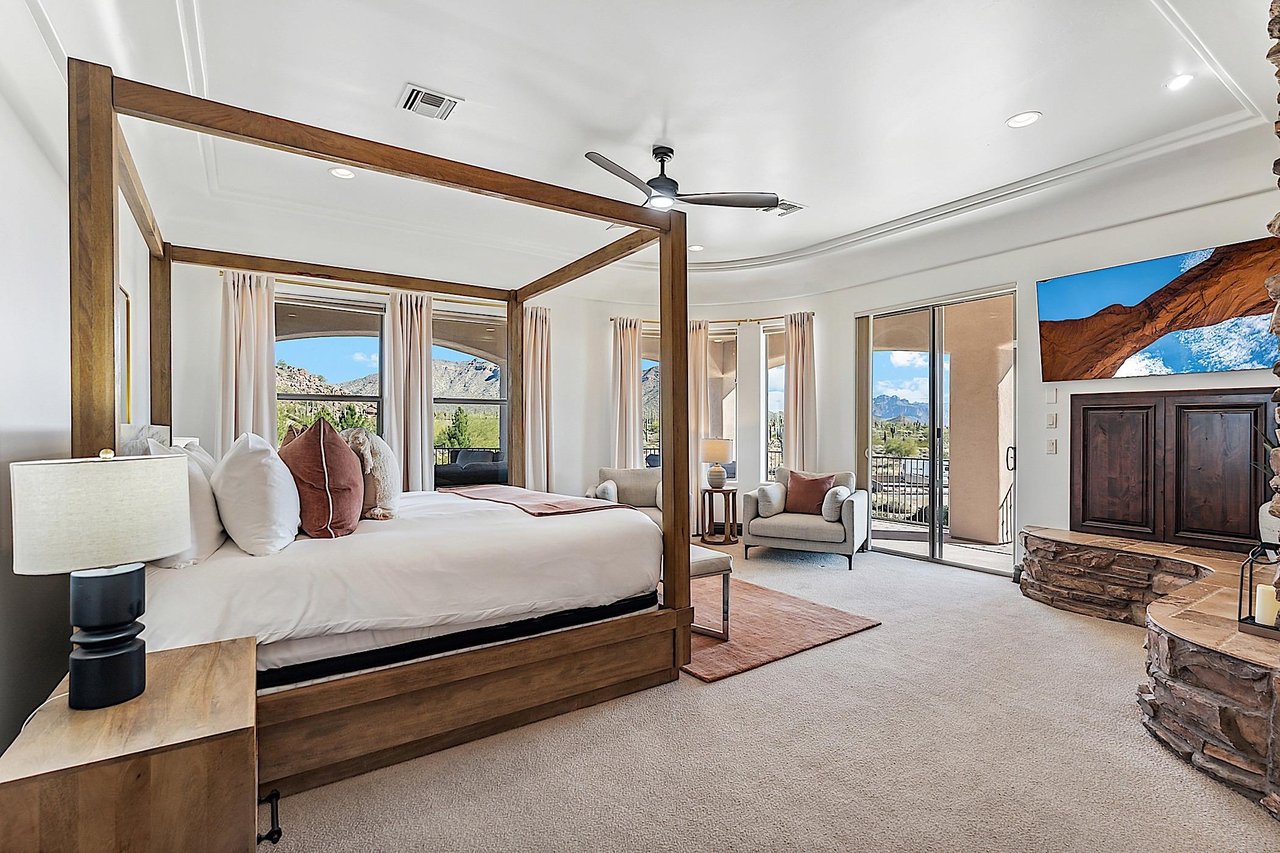 Master Suite   King sized bed