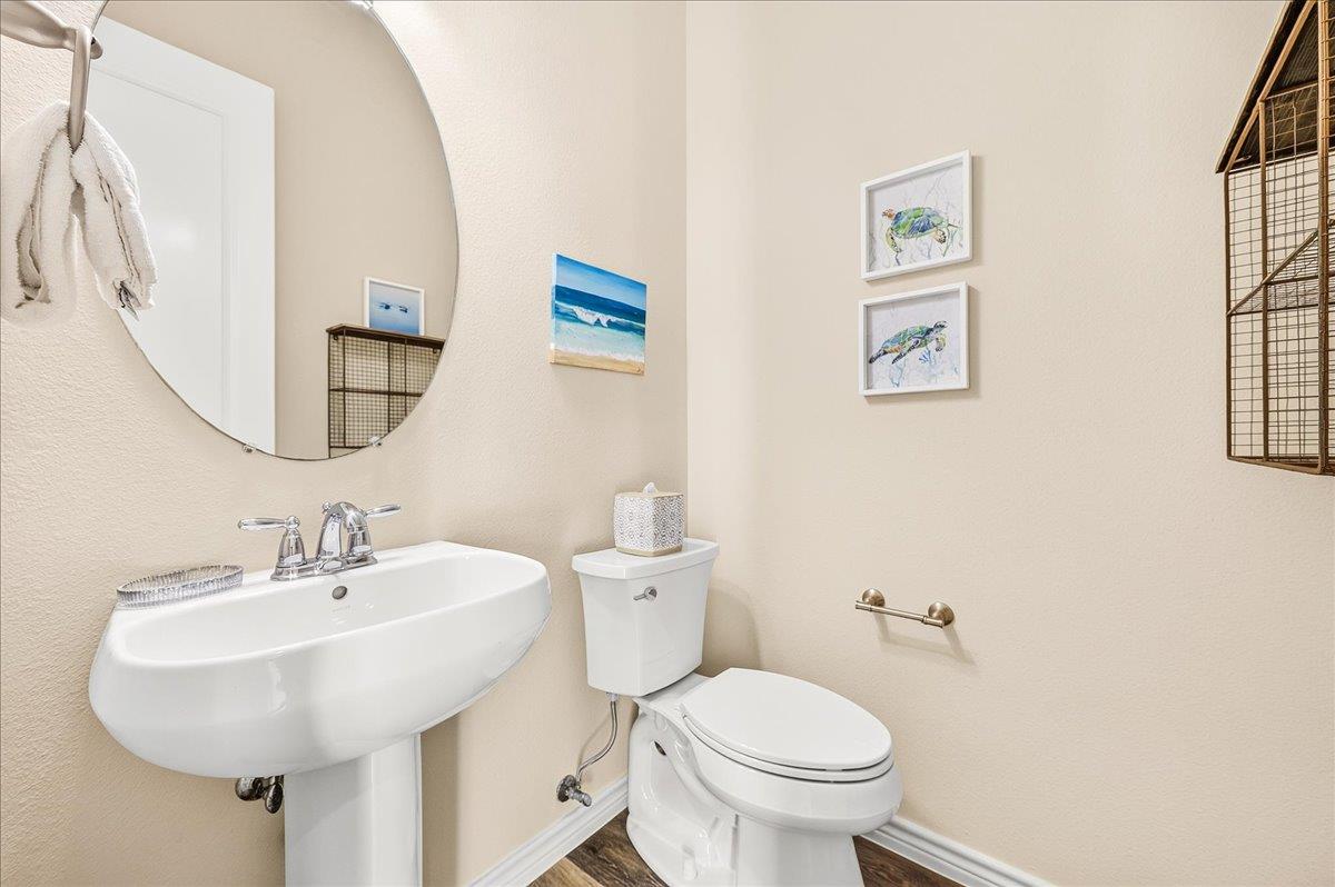 Powder Room, 1st Floor