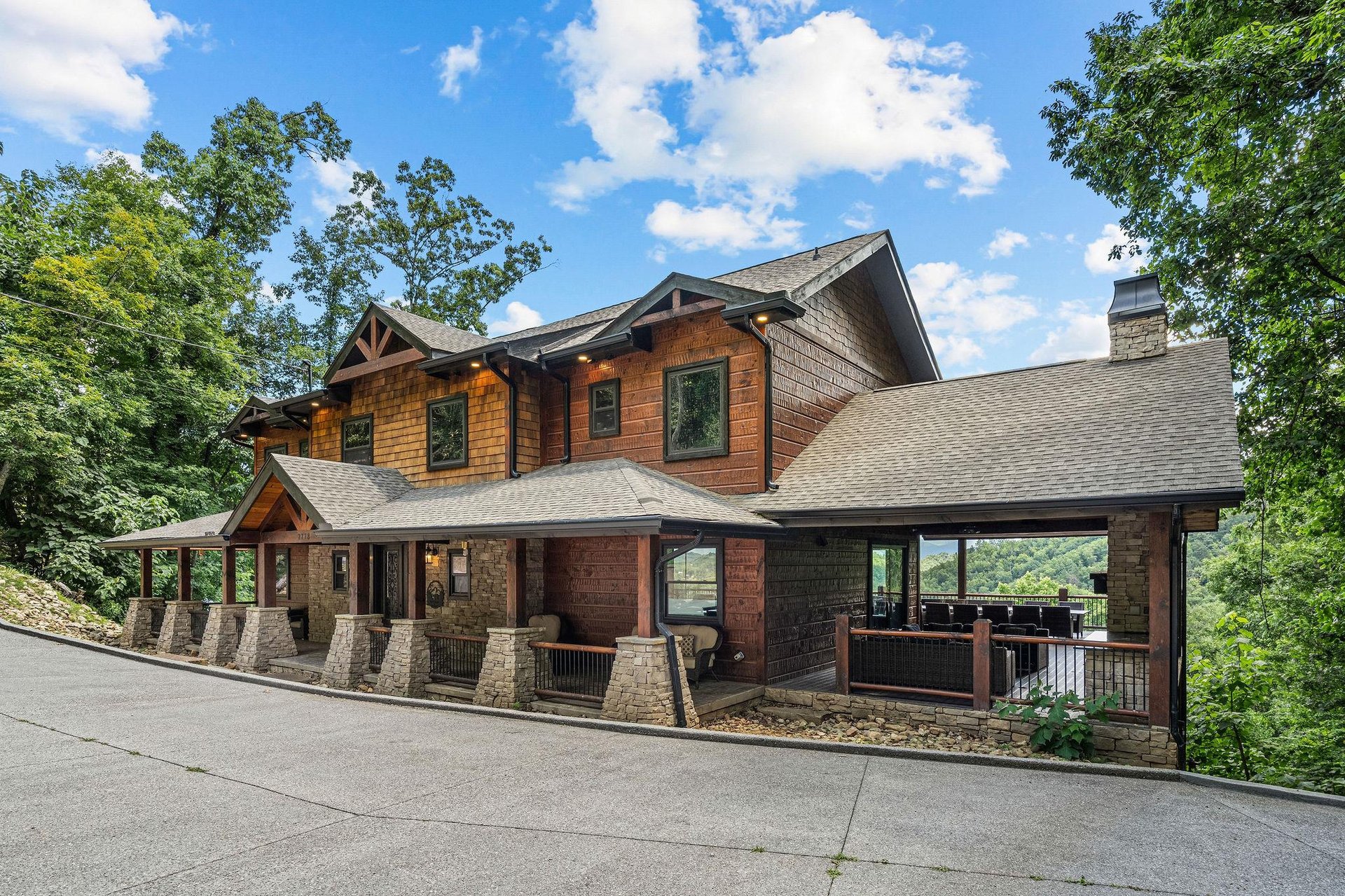 Front of Black Bears  Biscuits Lodge