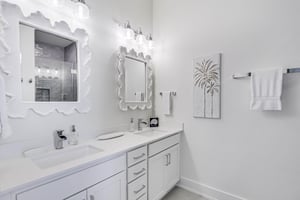 Third King Suite Bathroom, 1st Floor