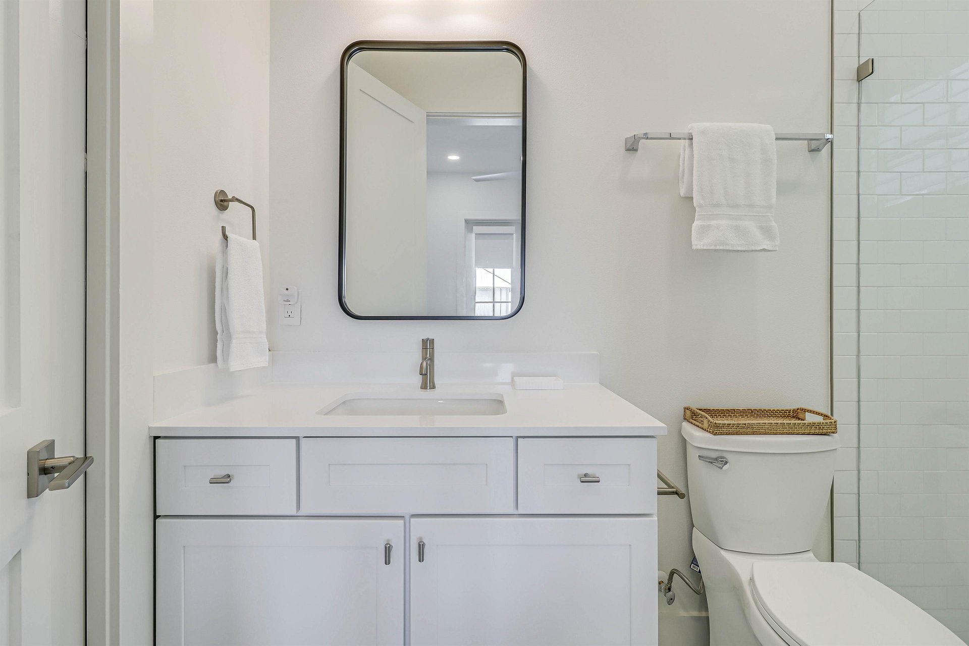 Ensuite King Bathroom, 2nd Floor