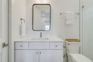 Ensuite King Bathroom, 2nd Floor