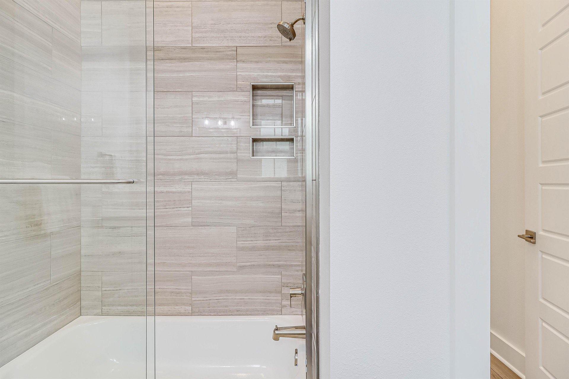 Second King Bathroom, 2nd Floor