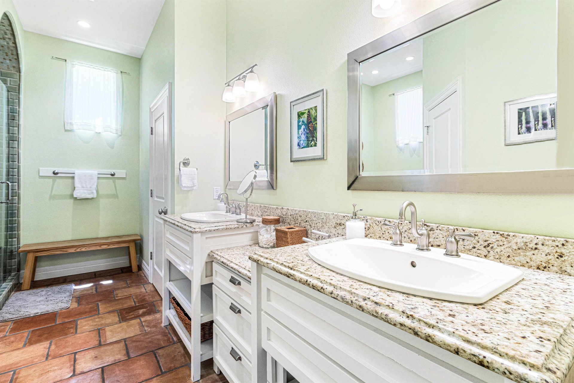 Primary King En Suite, 1st Floor Bathroom