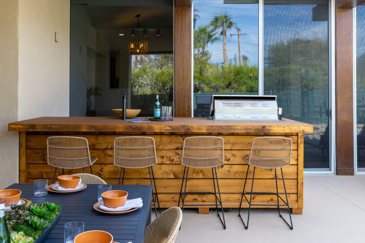 Outdoor dining and BBQ