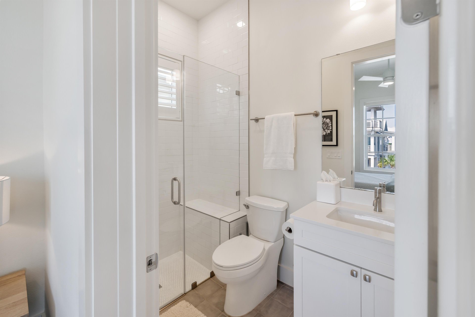2nd Floor, Queen Bathroom