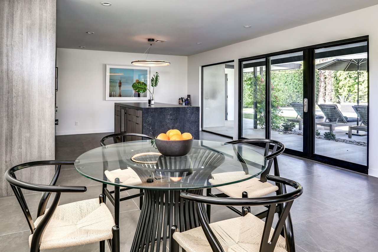 Walls of glass blur the lines between indooroutdoor living