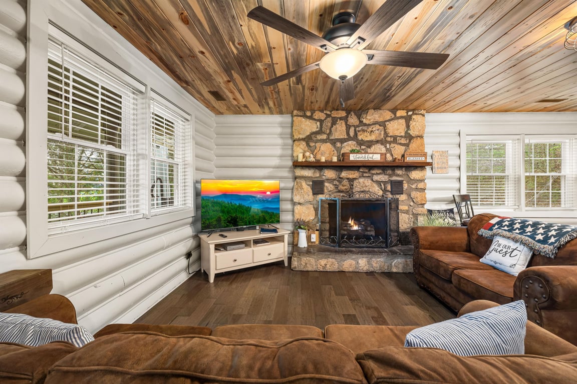 CREEKSIDE HIDEAWAY