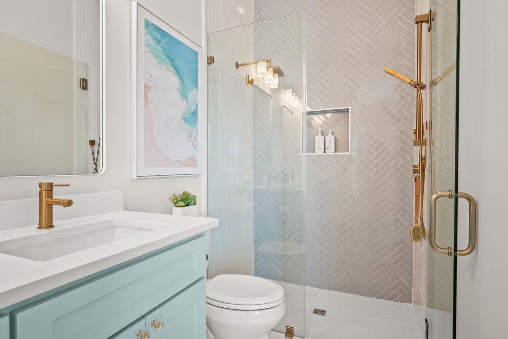 Third King Bathroom, 1st Floor