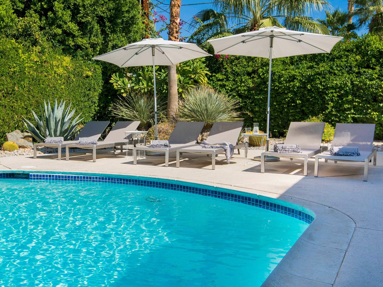 Relax in the pool