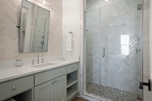 King Bathroom, 1st Floor