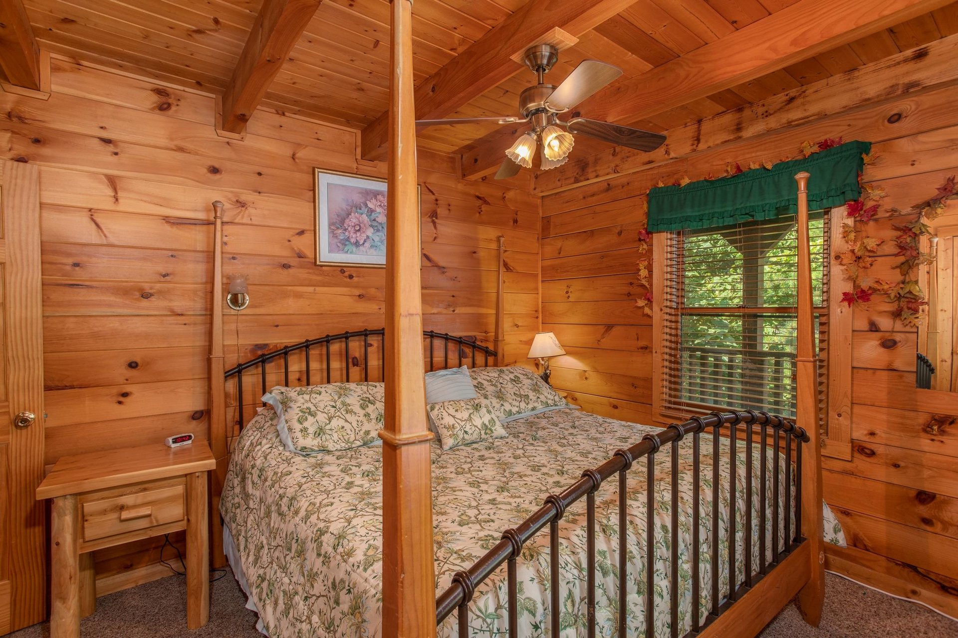 king sized four post bed at angels majestic view a 3 bedroom cabin rental located in pigeon forge