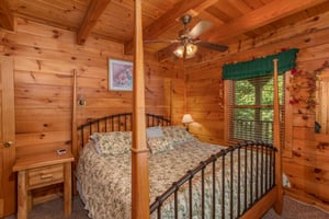 king sized four post bed at angels majestic view a 3 bedroom cabin rental located in pigeon forge