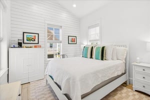 2nd Floor, Detached Queen Suite