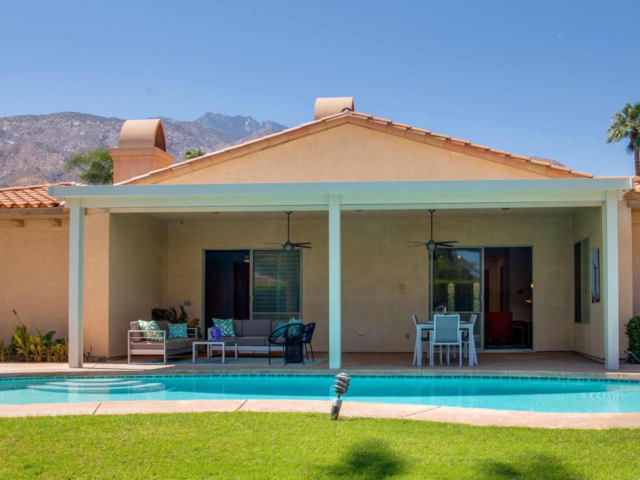 Relax in the pool