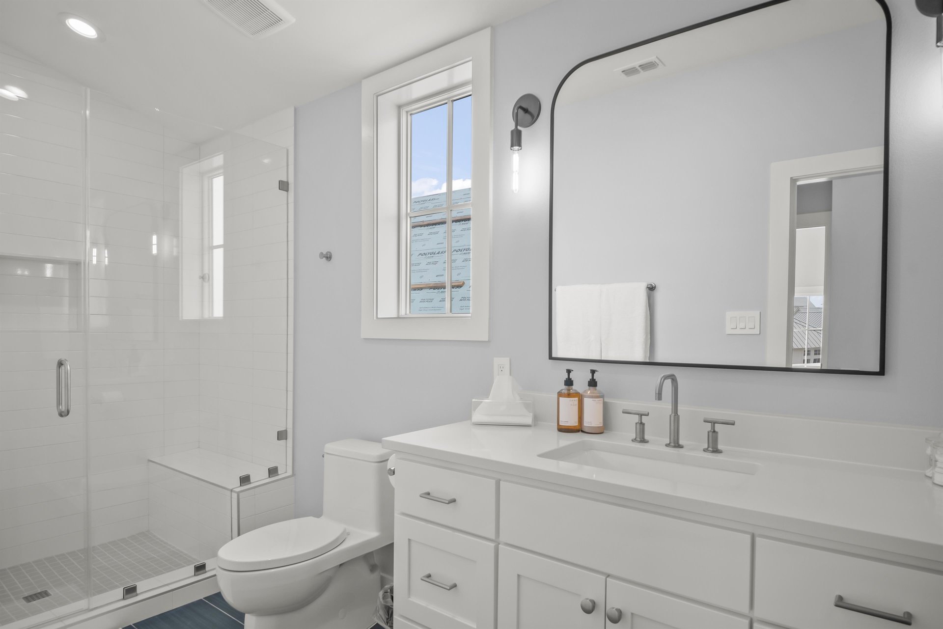 King Bathroom, 3rd Floor