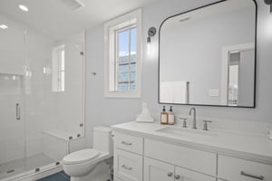 King Bathroom, 3rd Floor