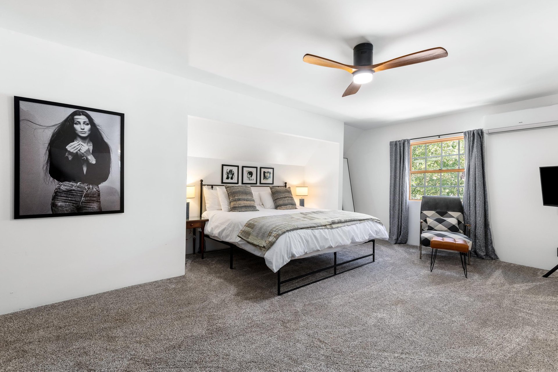 King size bed, flatscreen TV, and desk.
