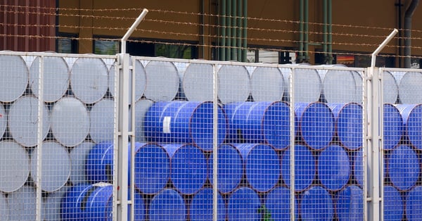 Many blue and white 200 liter chemical or oil drums